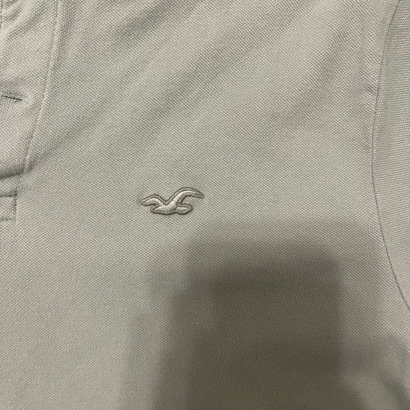 Hollister Men's Sage Green Polo Shirt - Picture 2 of 3